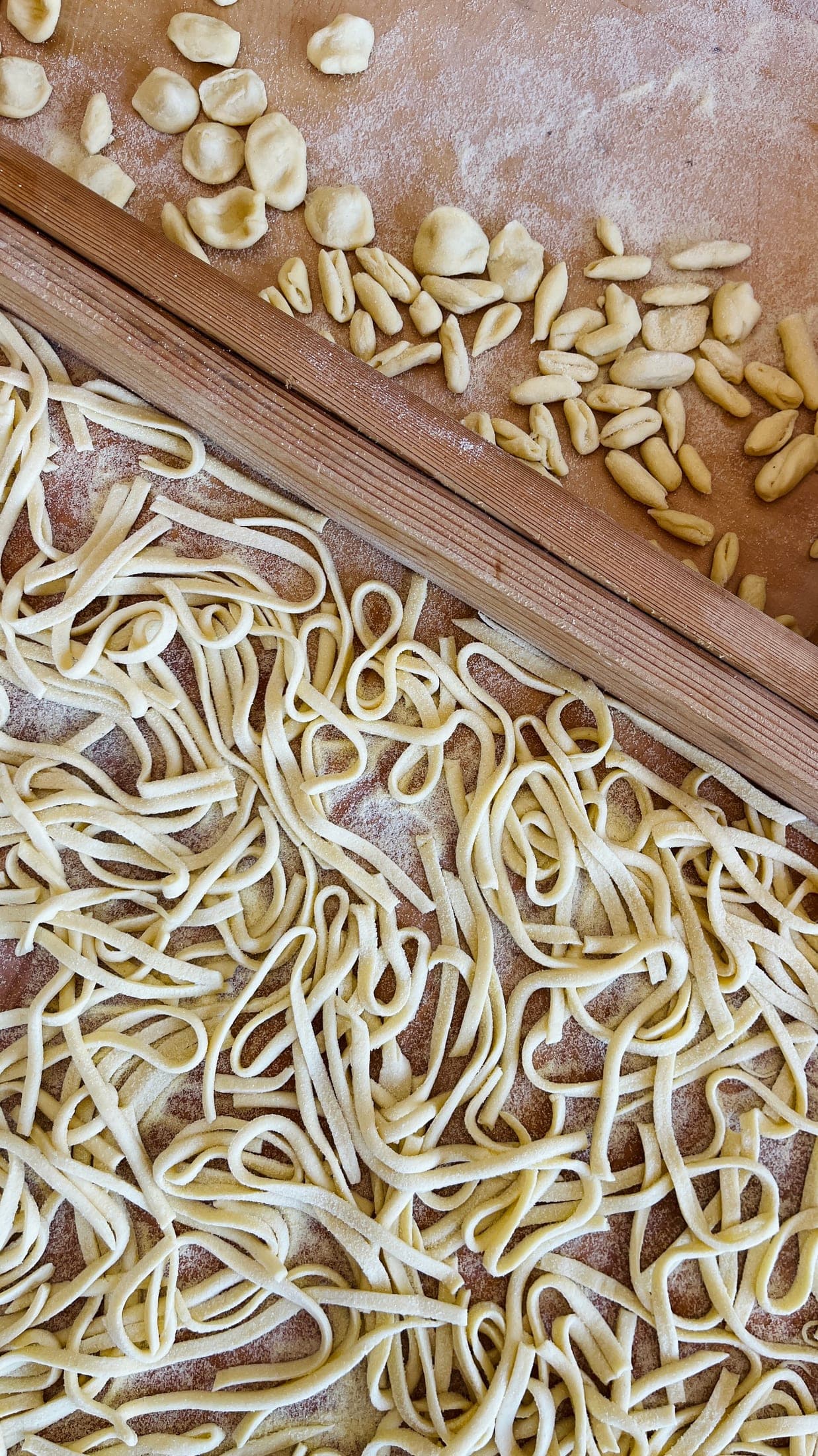 Tavola apparecchiata all'esterno - pranzo conviviale