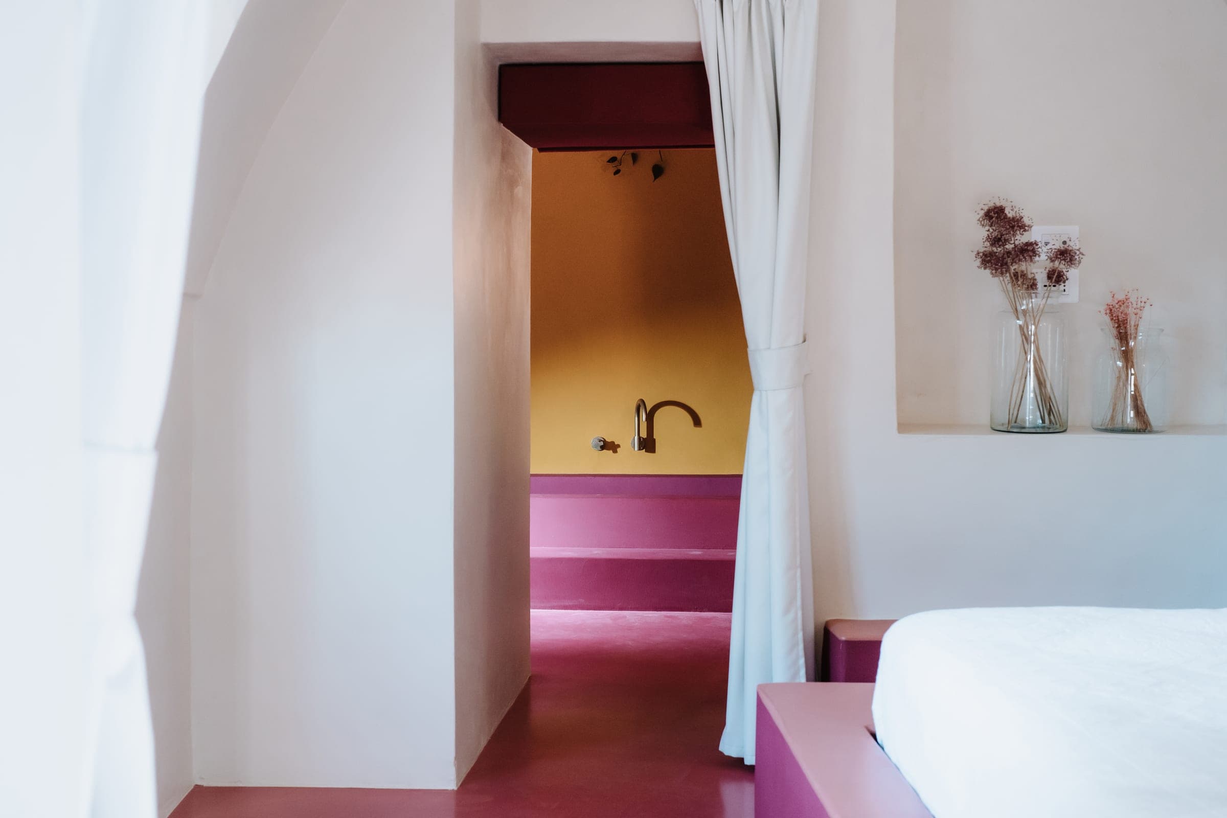 Stanza Due - Passaggio verso il bagno dai toni gialli e rosa