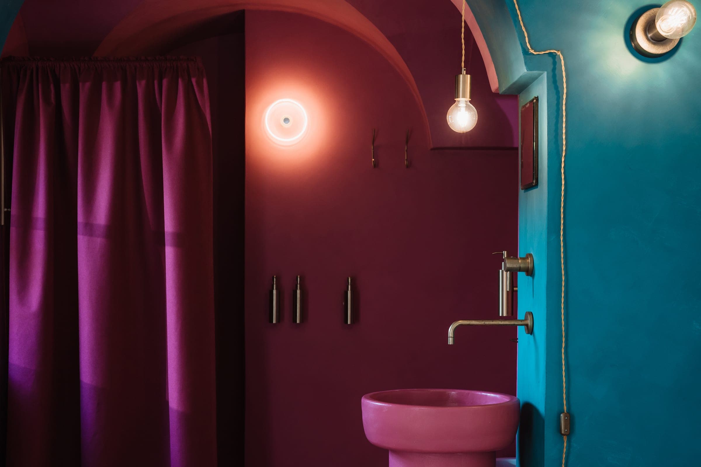 Stanza Tre - Bagno open space con pareti viola e lavabo rosa